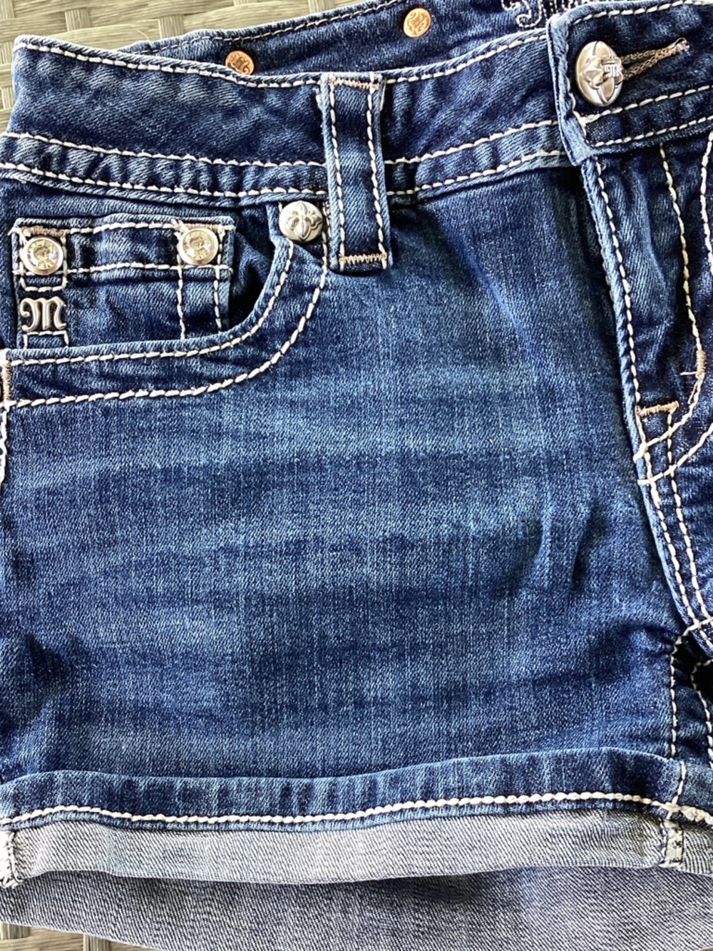 Miss Me Dark Blue Rolled Hem Denim Shorts Gorgeous Back Pockets Size 28 - Picture 2 of 11